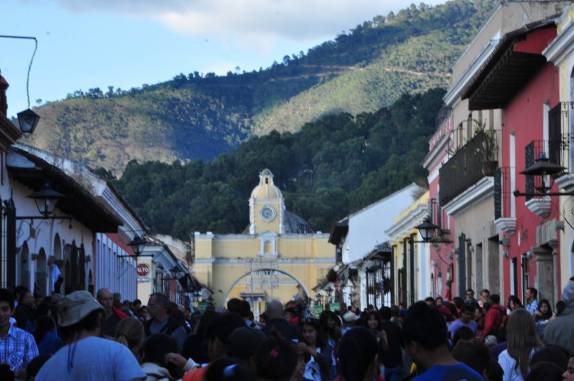 A movimentada 5a Av Norte, peatonal, na véspera de Ano-Novo em Antigua, na Guatemala